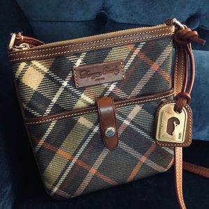 Dooney & Bourke crossbody bag IDEAL FOR Fall🍁